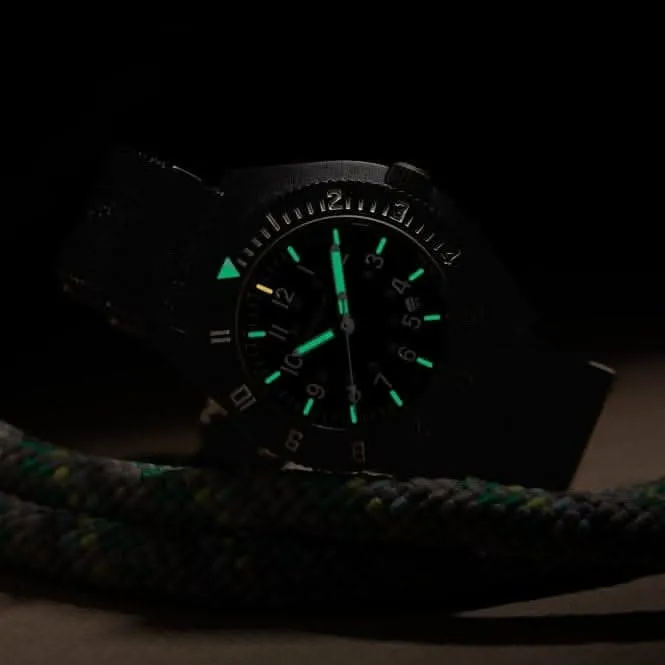 41mm MaraGlo™ schwarzer Navigator mit Datum (NAV-DM) Armbanduhr aus Ballistic Nylon