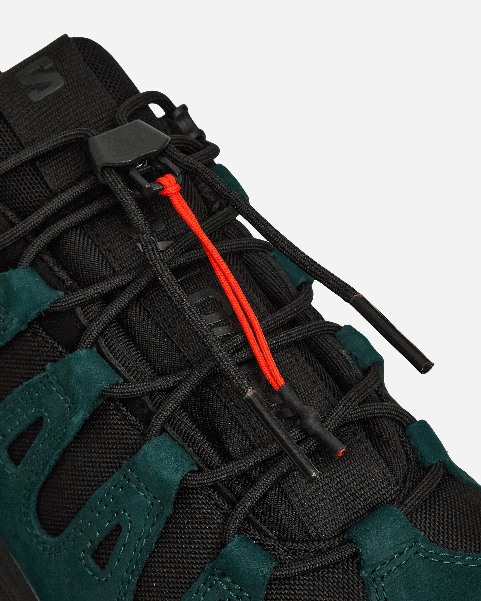 GR10K Quest Low - 01 Vassal Sneakers Schwarz / Ponderosa-Kiefer / Flammendes Scharlachrot