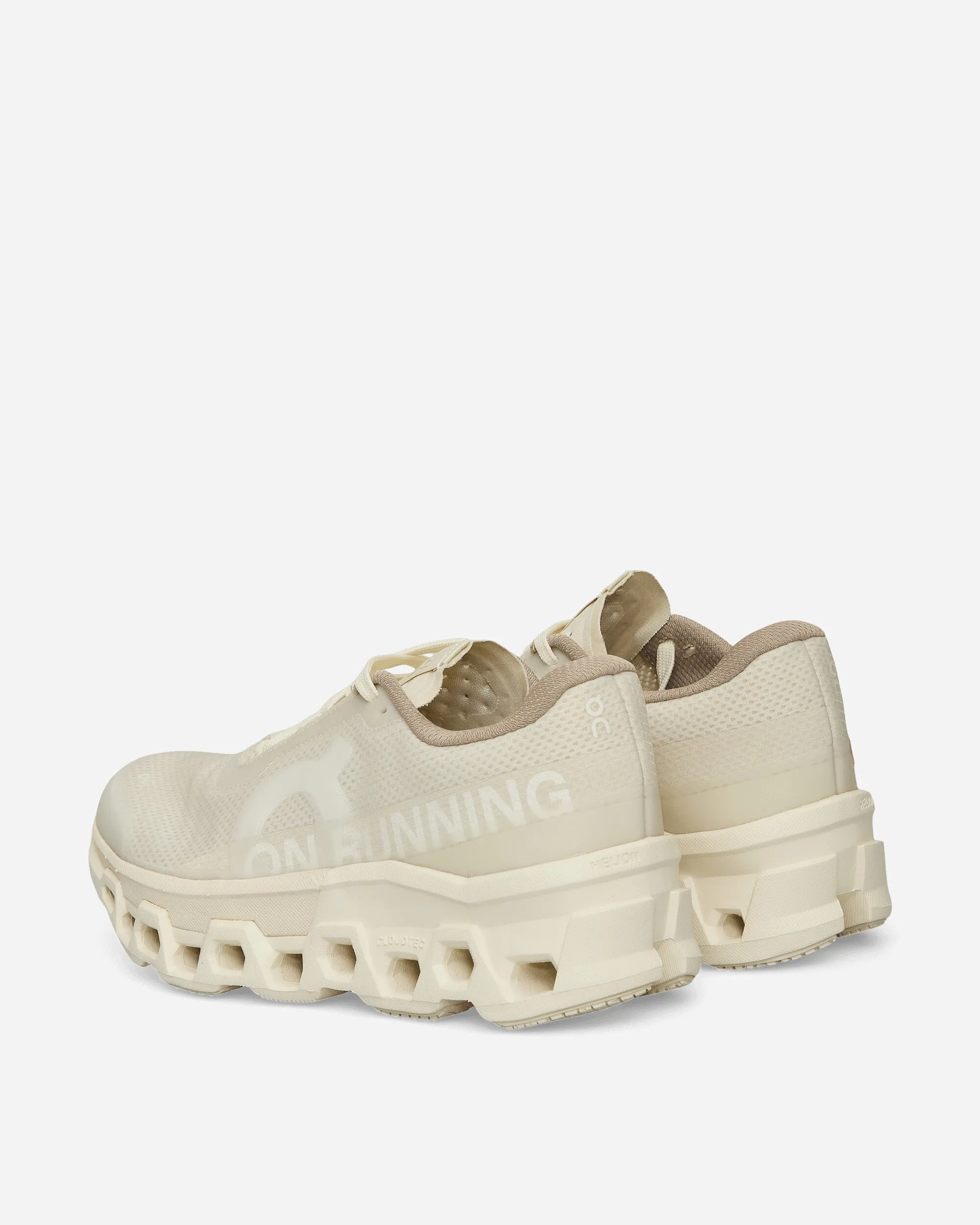INVINCIBLE Cloudmonster 2 Sneakers Elfenbein / Weiß
