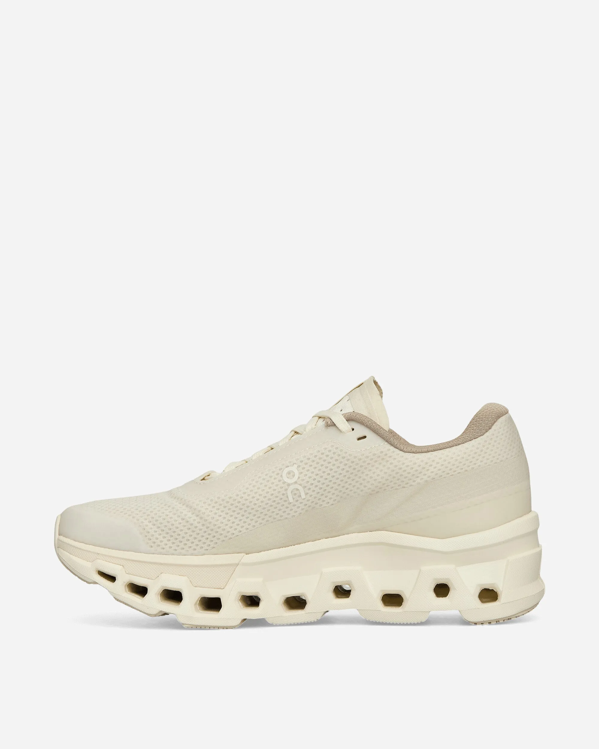 INVINCIBLE Cloudmonster 2 Sneakers Elfenbein / Weiß