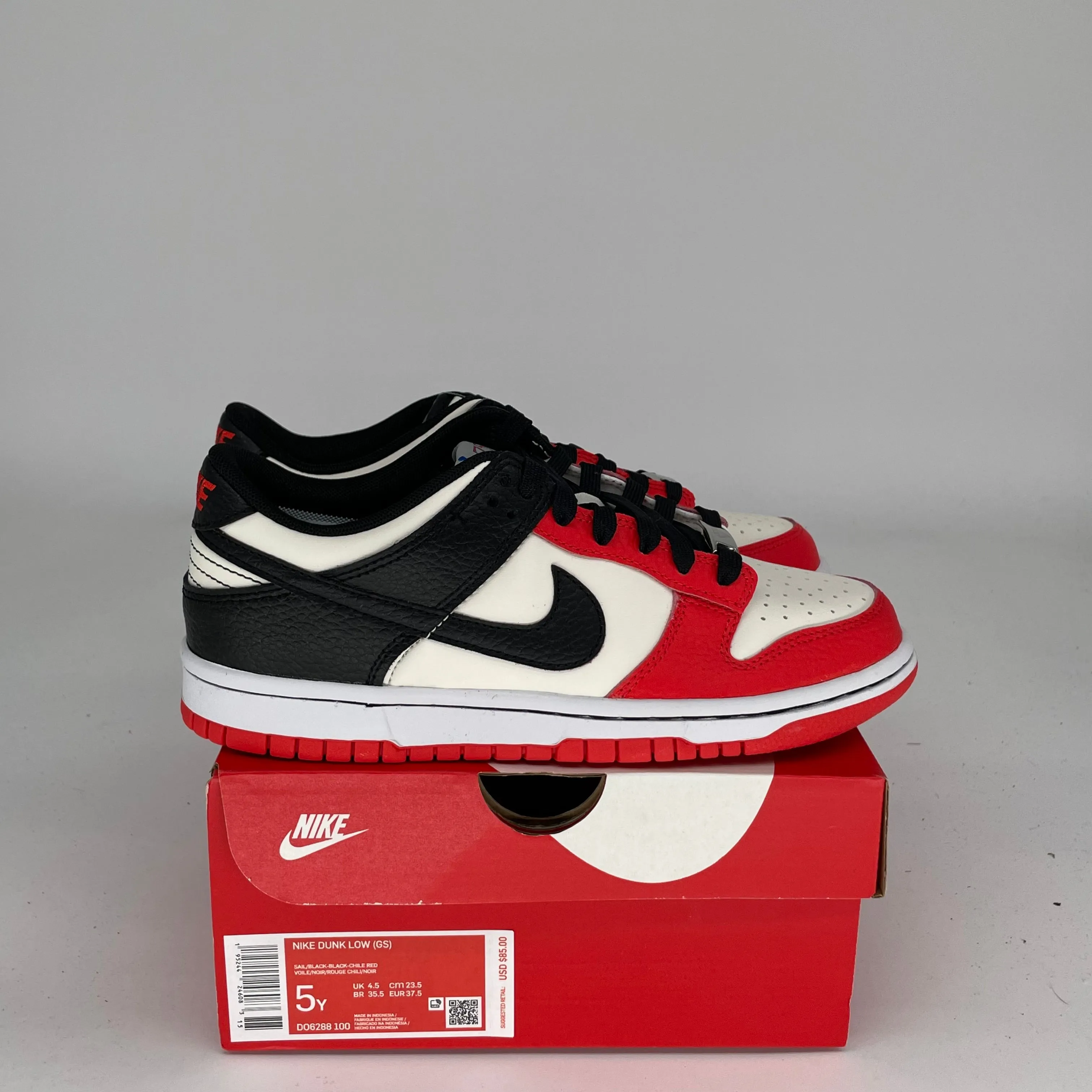 NIKE DUNK LOW NBA 75. JUBILÄUMSEDITION CHICAGO GRÖSSE 5Y DO6288-100