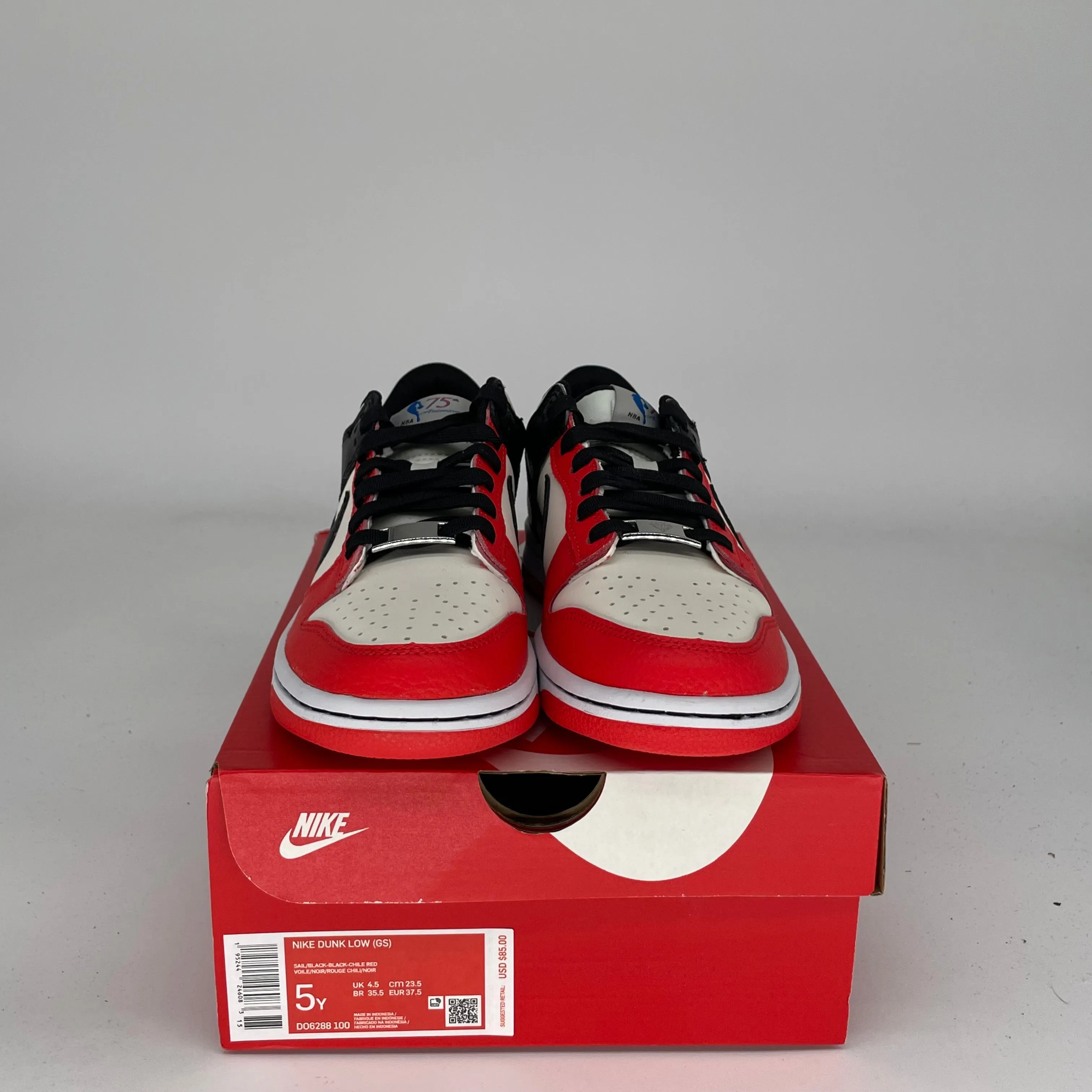 NIKE DUNK LOW NBA 75. JUBILÄUMSEDITION CHICAGO GRÖSSE 5Y DO6288-100