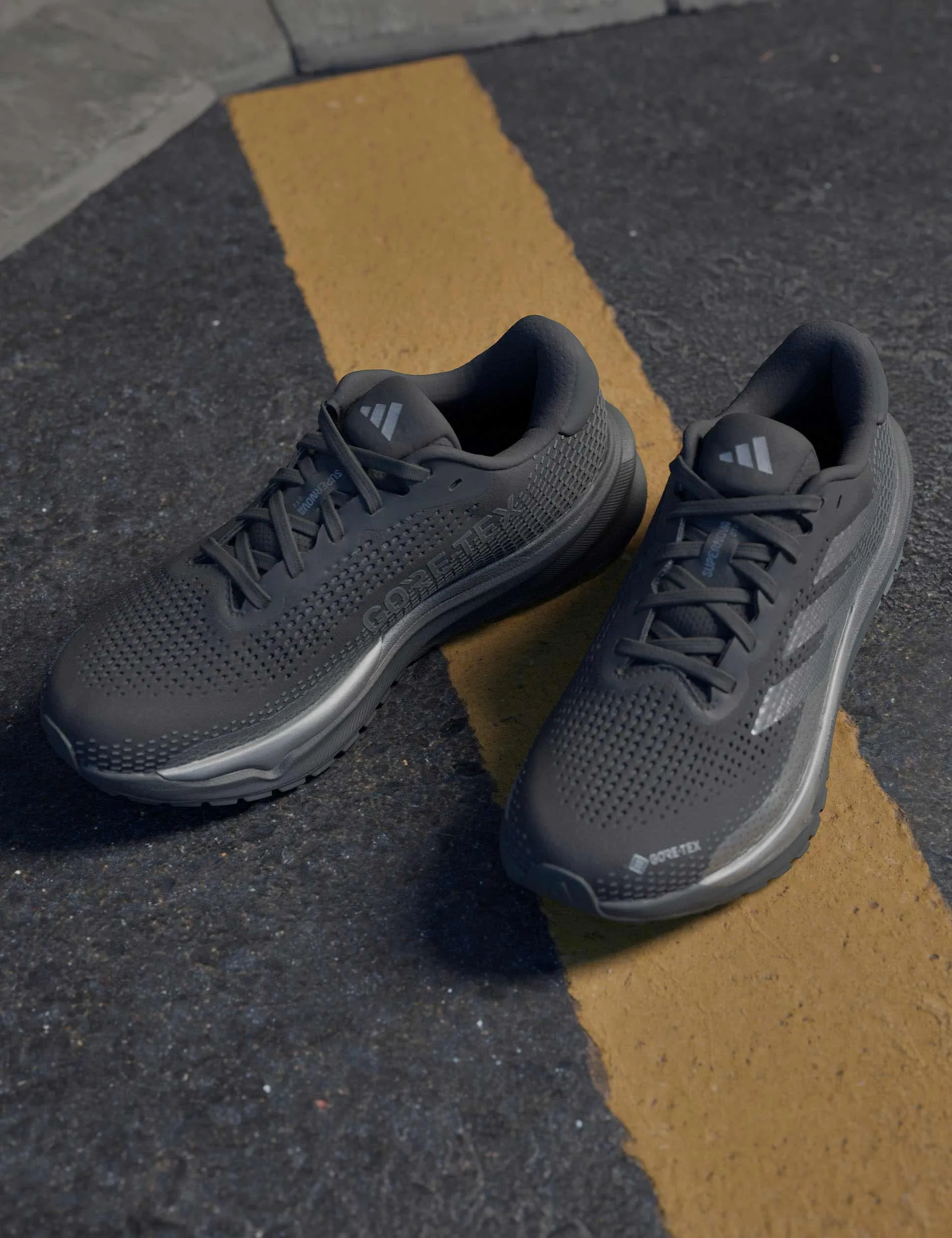 Supernova GORE-TEX Schuhe - Kernschwarz/Eisen Metallic