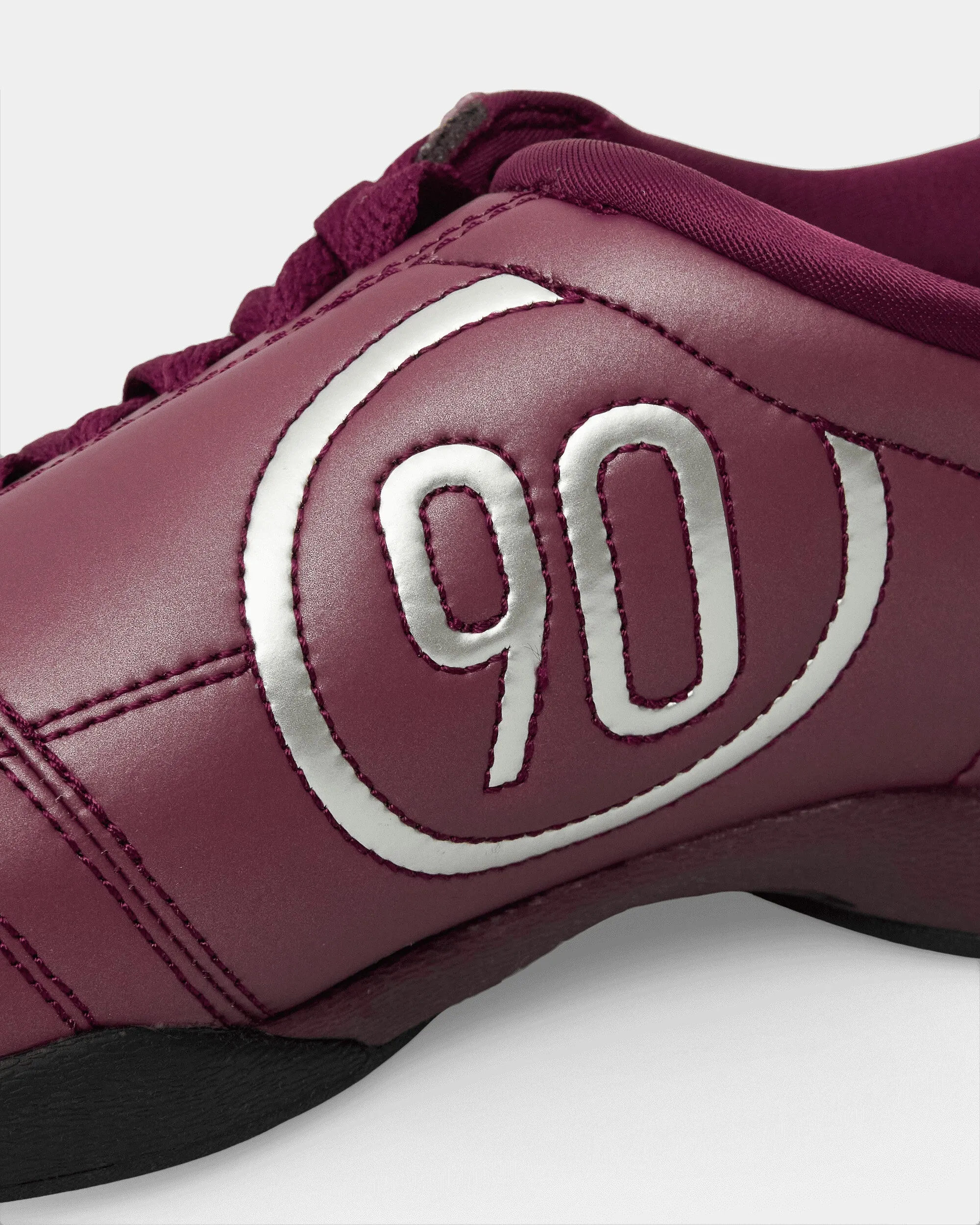 Insgesamt 90 Sneakers Bordeaux / Metallisches Silber